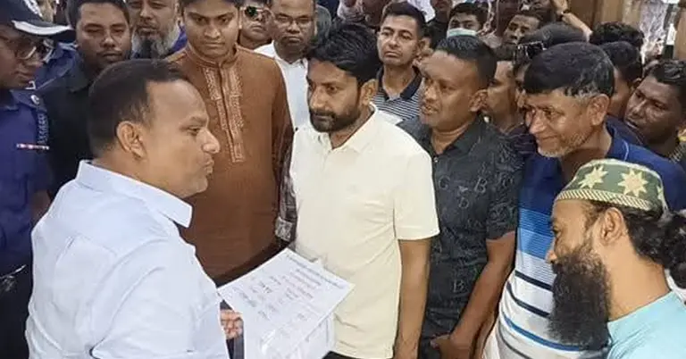 যাত্রীদের সঙ্গে কথা বলছেন নৌপরিবহন প্রতিমন্ত্রী